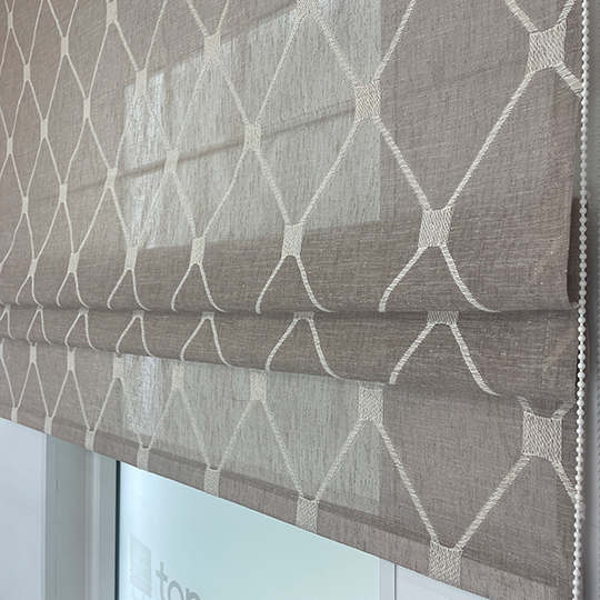 Римская штора Geometrics Tulle  из бежевого тюля с вышитыми ромбами