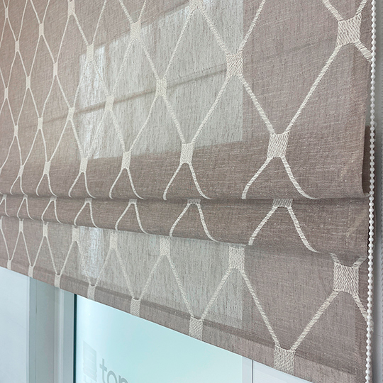 Римская штора Geometrics Tulle  из бежевого тюля с вышитыми ромбами