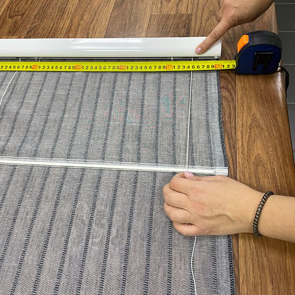 Измеряем расстояние между нитей римской шторы