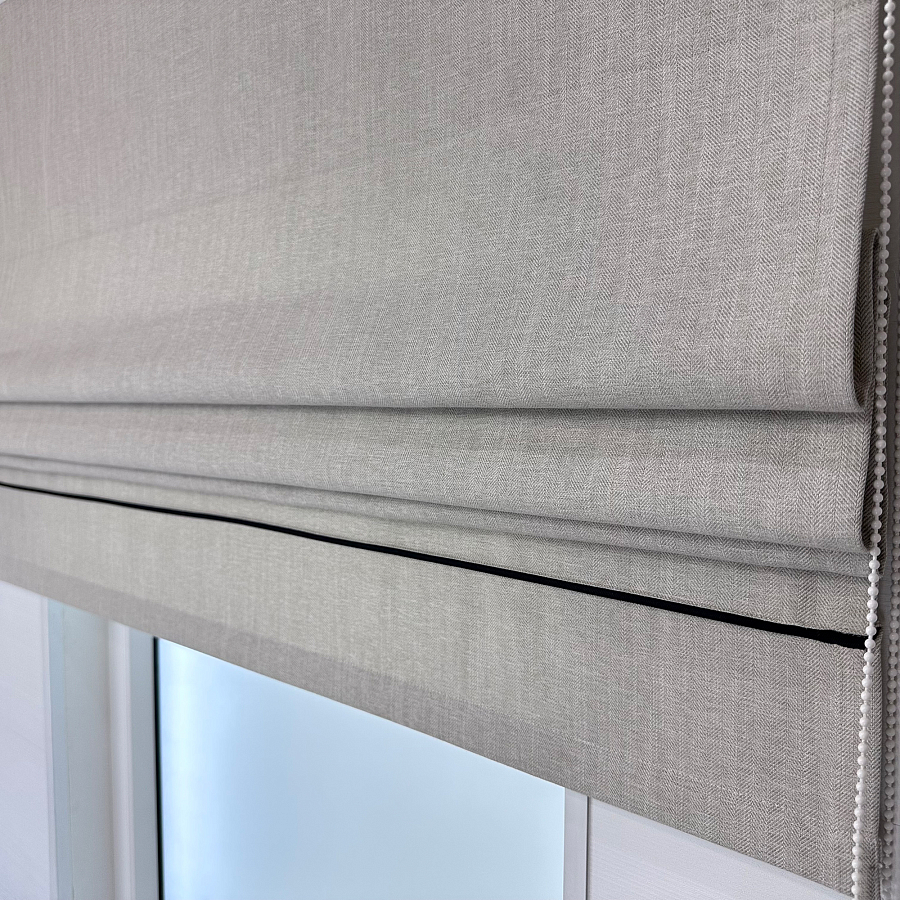 картинка Римская штора Perfection Line, бежево серая с тонким кантом от магазина Topcurtains