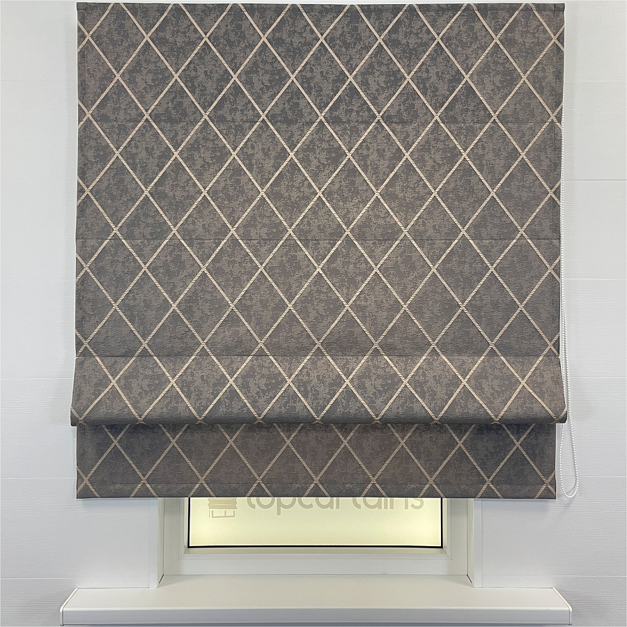 Римская штора коричневого цвета со светлым геометрическим орнаментом