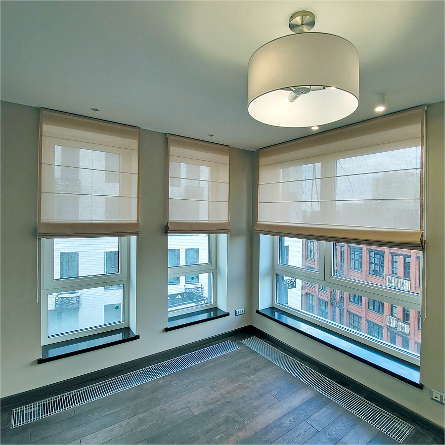 Римская штора Flax Melody в интерьере квартиры с панорамными окнами