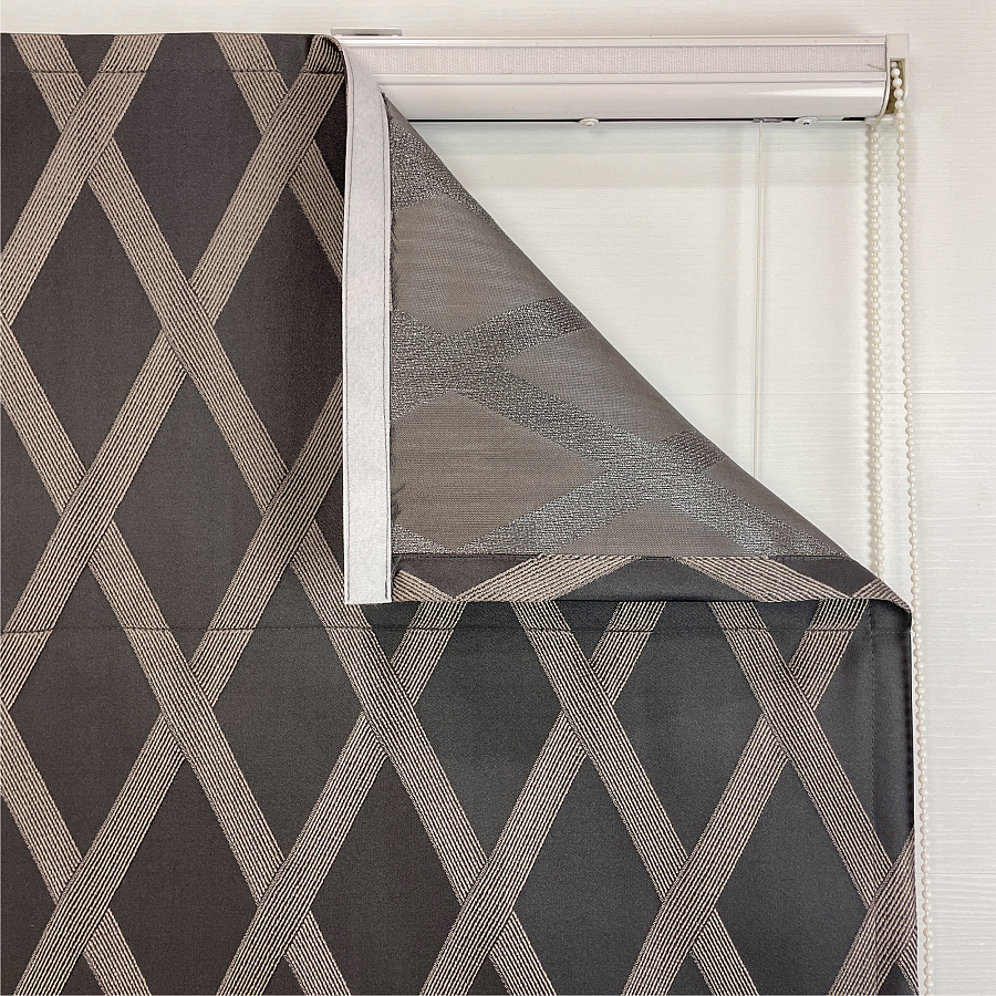 картинка Римская штора Crystal Glow серая с золотистыми ромбами от магазина Topcurtains