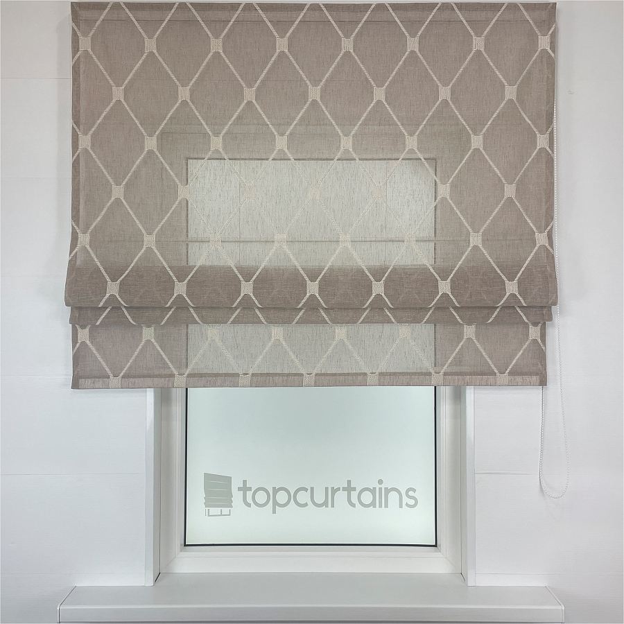 картинка Римская штора Geometrics Tulle  из бежевого тюля с вышитыми ромбами от магазина Topcurtains