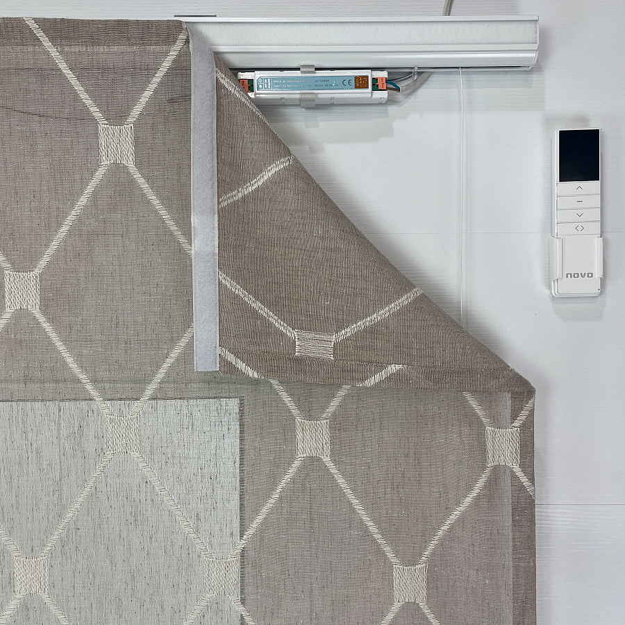картинка Римская штора Geometrics Tulle  из бежевого тюля с вышитыми ромбами от магазина Topcurtains