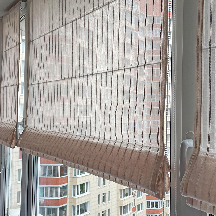 римская штора в полоску на пластиковом окне