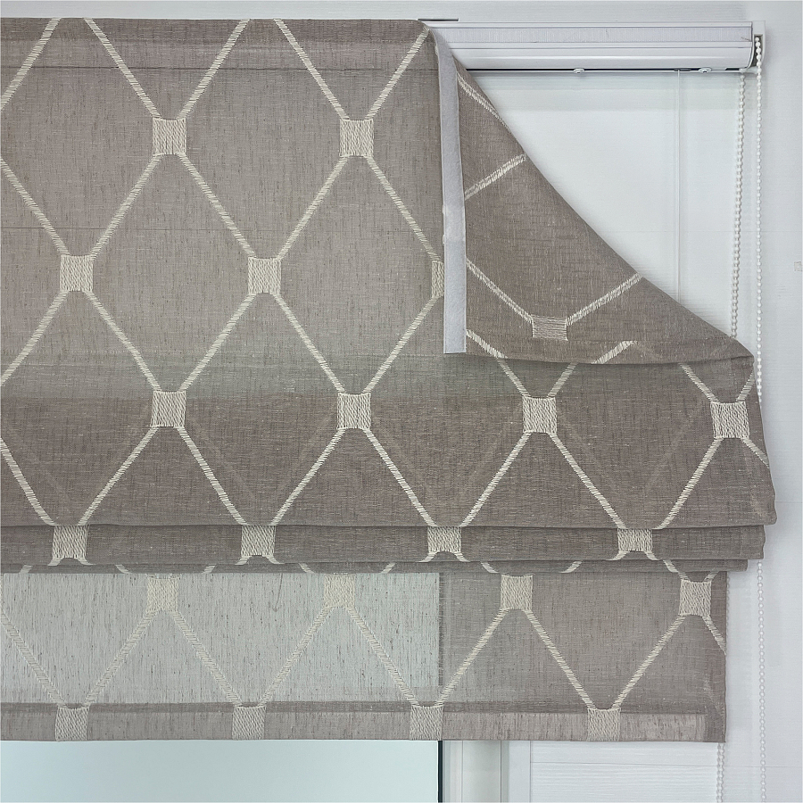 картинка Римская штора Geometrics Tulle  из бежевого тюля с вышитыми ромбами от магазина Topcurtains