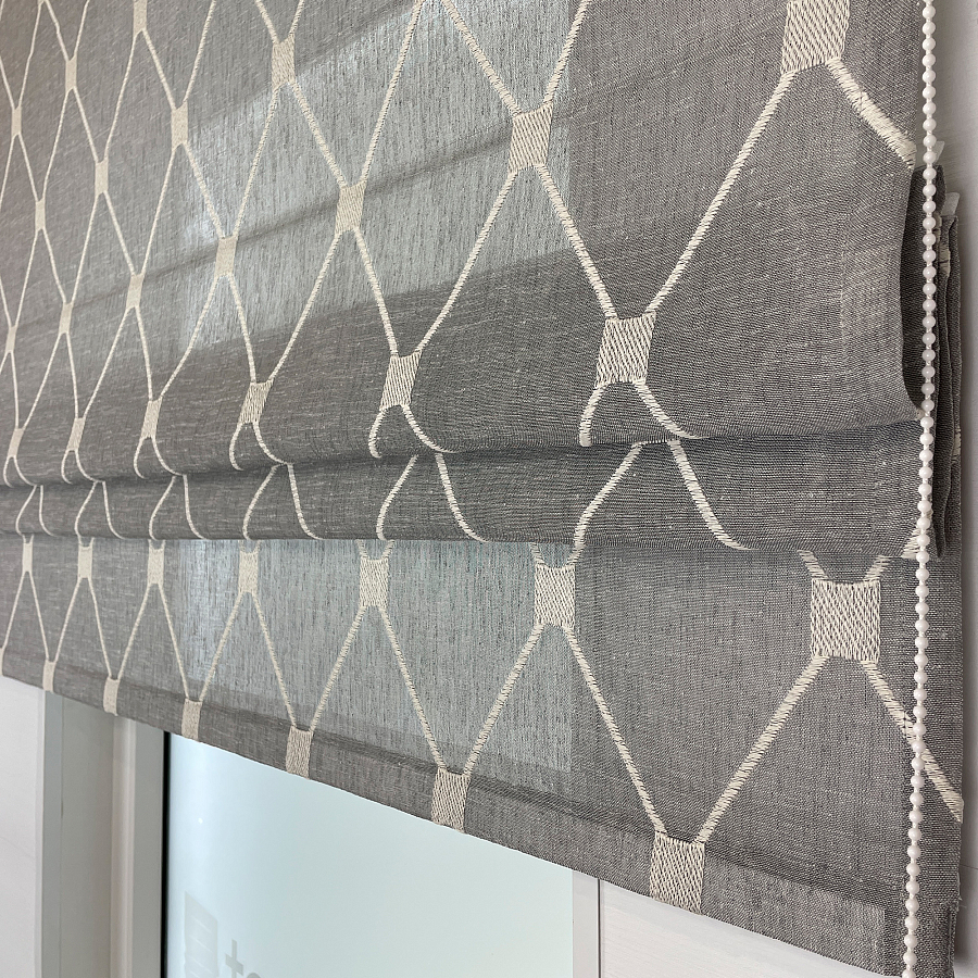 картинка Римская штора Geometrics Tulle  из серого льняного тюля с ромбами от магазина Topcurtains