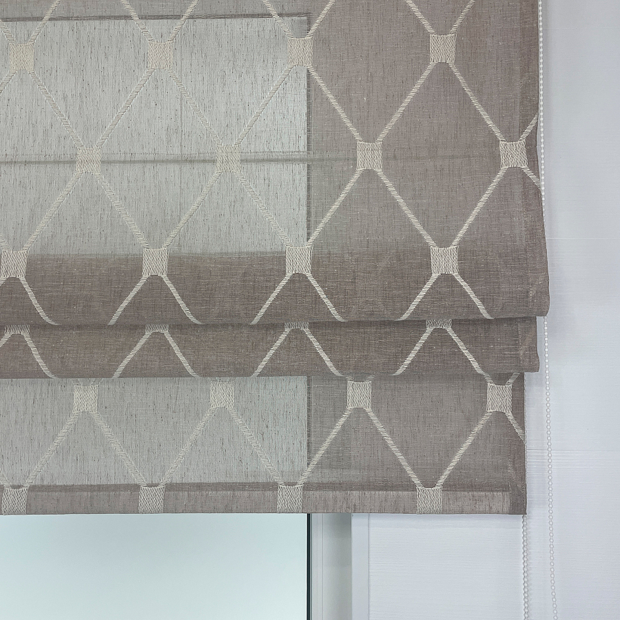 картинка Римская штора Geometrics Tulle  из бежевого тюля с вышитыми ромбами от магазина Topcurtains