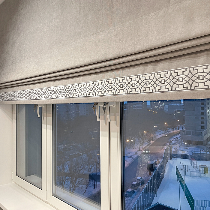 Римская штора Canvas Grey Style на окне