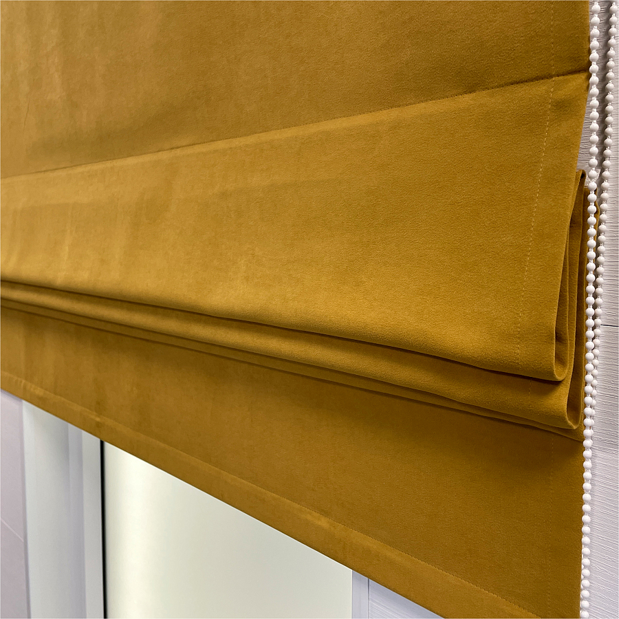 Ткань римской шторы напоминает бархат и обладает высокими эксплуатационными характеристиками