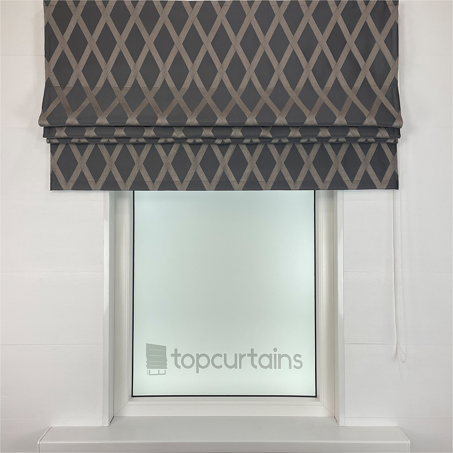 картинка Римская штора Crystal Glow серая с золотистыми ромбами от магазина Topcurtains
