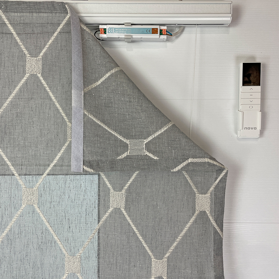картинка Римская штора Geometrics Tulle  из серого льняного тюля с ромбами от магазина Topcurtains
