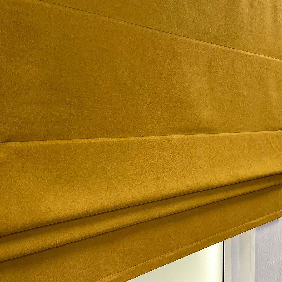 Римская штора желтого цвета из ткани с бархатистой фактурой