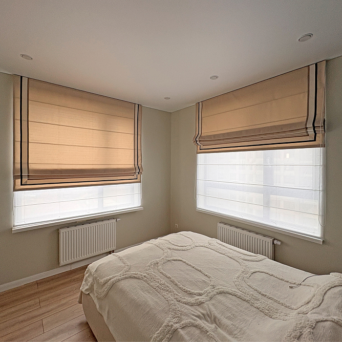 Двойные римские шторы в спальне