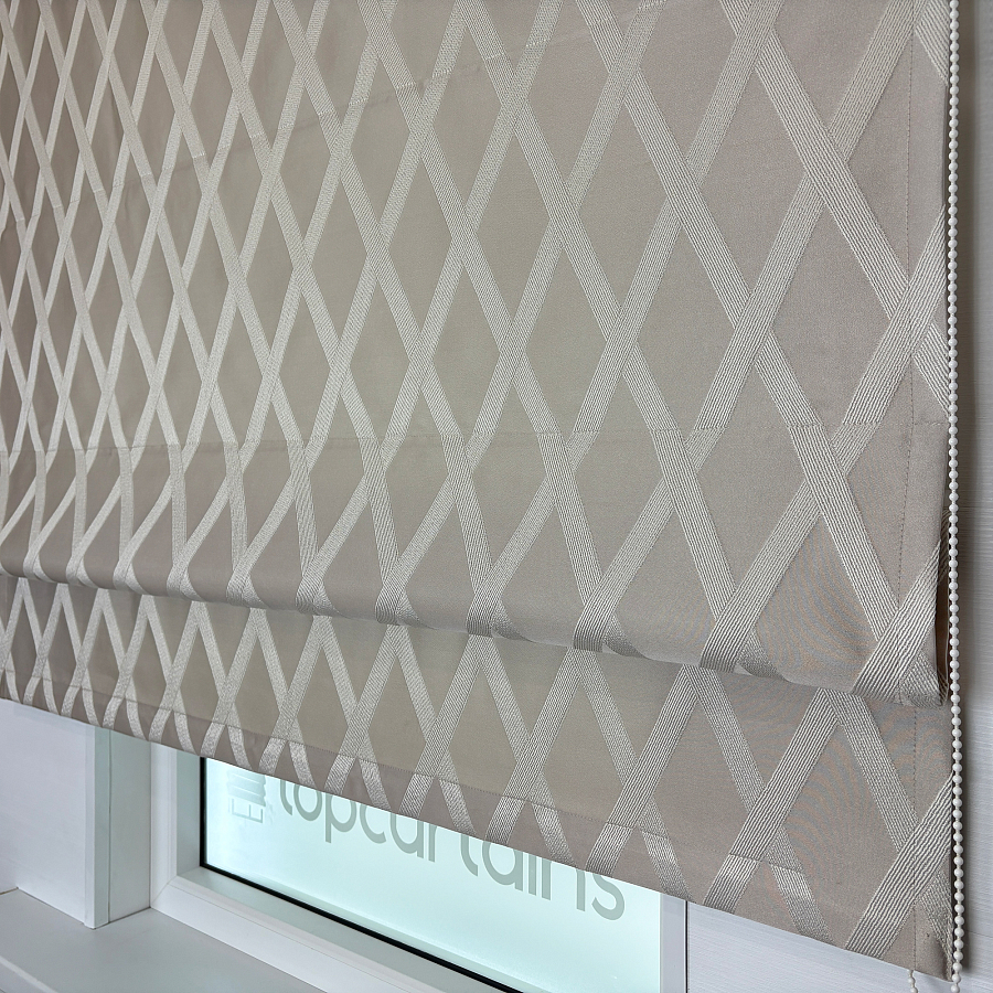 картинка Римская штора Crystal Glow бежевая с ромбами от магазина Topcurtains