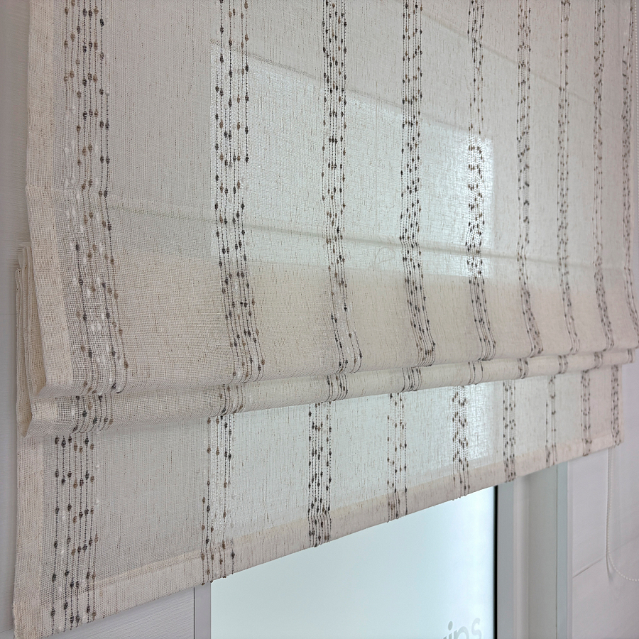 картинка Римская штора из бежевого прозрачного тюля Scandi light от магазина Topcurtains