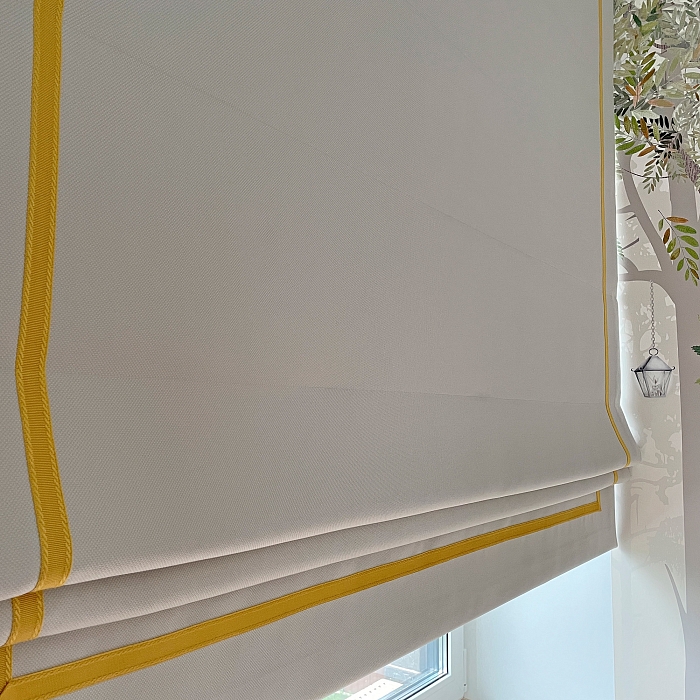 белая римская штора с желтым кантом