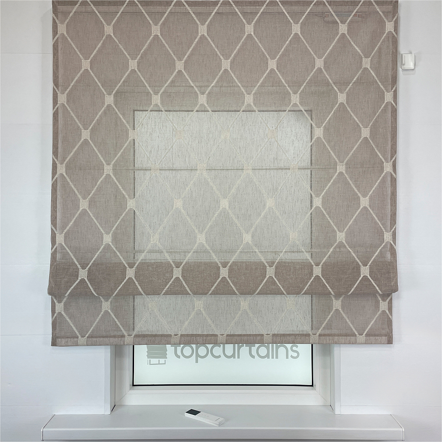 картинка Римская штора Geometrics Tulle  из бежевого тюля с вышитыми ромбами от магазина Topcurtains