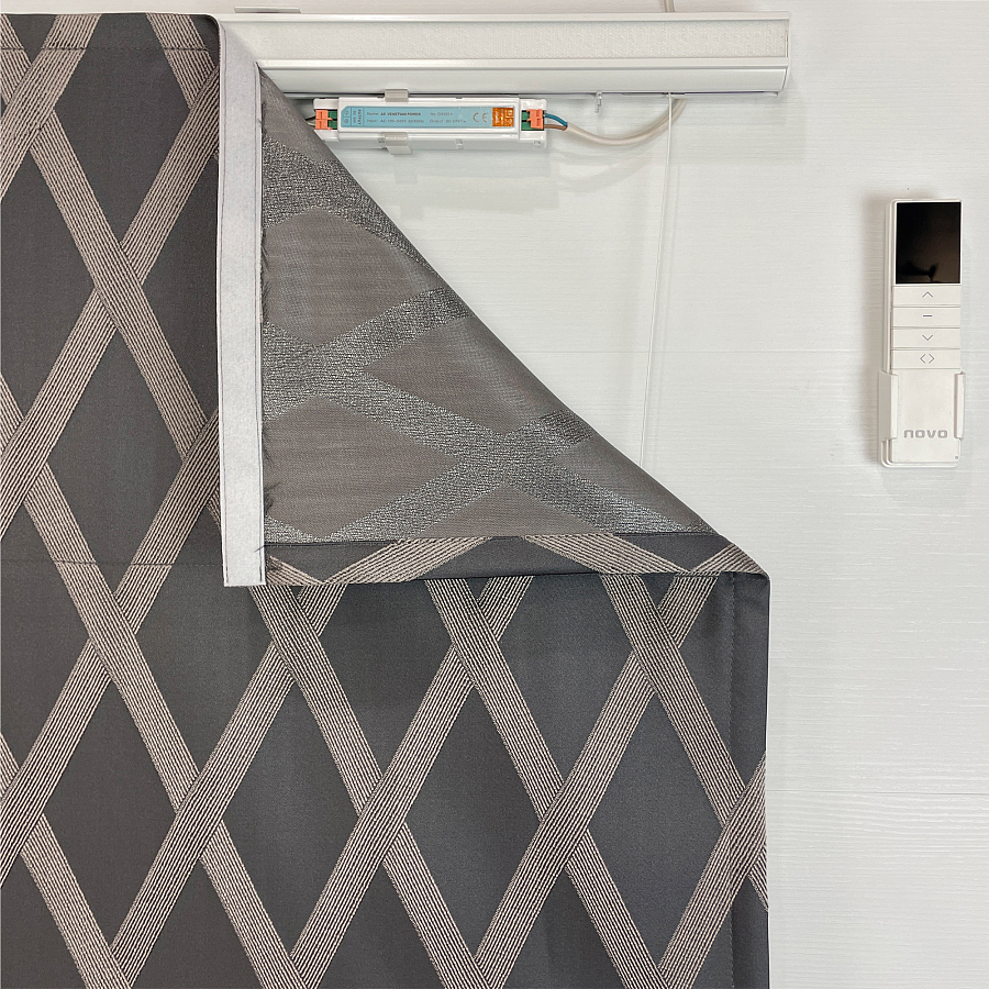 картинка Римская штора Crystal Glow серая с золотистыми ромбами от магазина Topcurtains