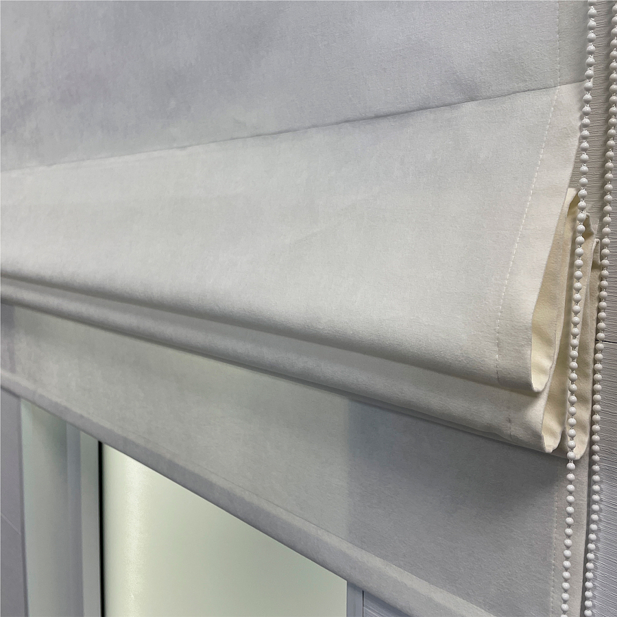 Белая римская штора с бархатной фактурой ткани