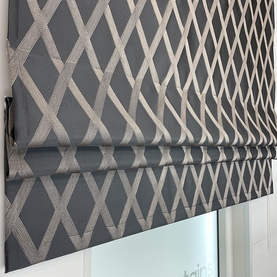 картинка Римская штора Crystal Glow серая с золотистыми ромбами от магазина Topcurtains