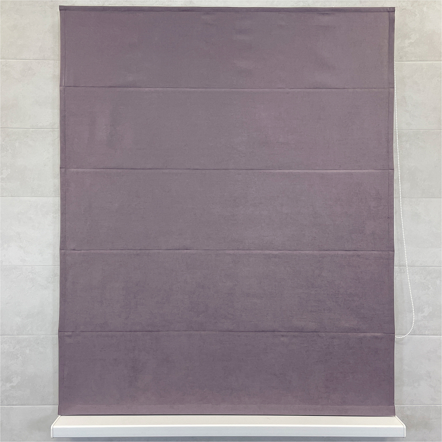 Римская штора Alcantara purple на подкладе позволяет добиться 100% затемнения