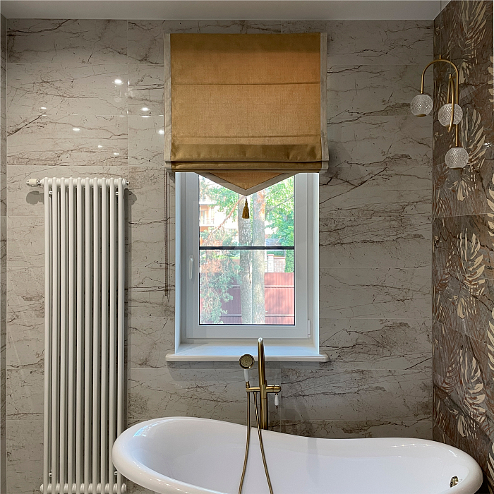 Римская штора на окне в ванной комнате частного дома