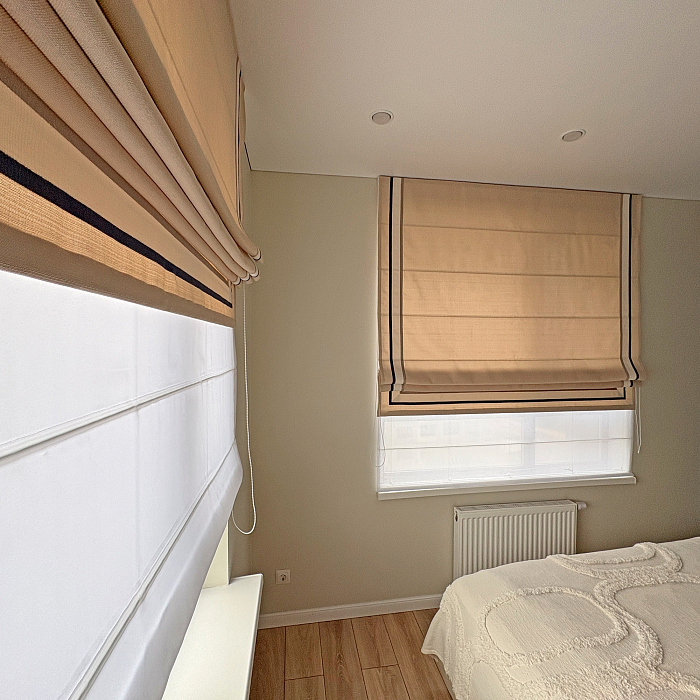 Бежевые двойные римские шторы в спальне