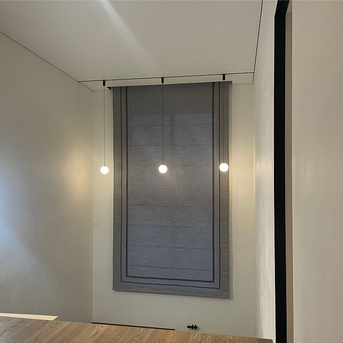 Римская штора на лестнице в частном доме