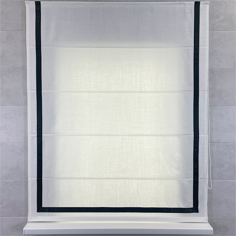 Римская штора White&Black на окне при дневном свете