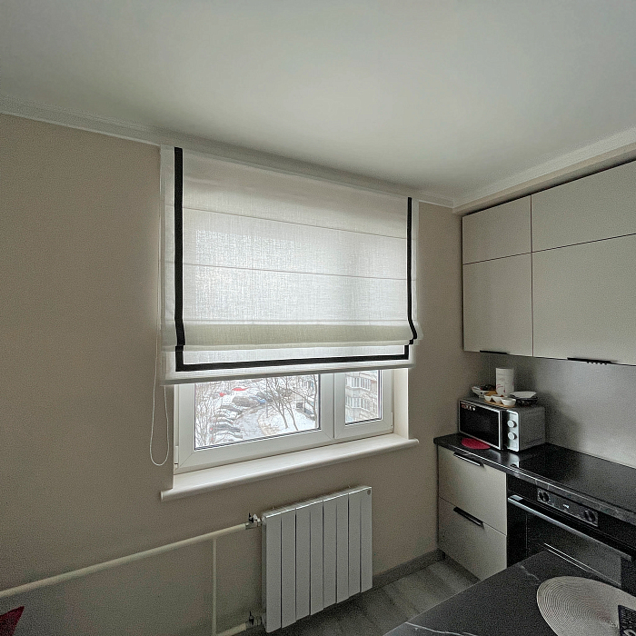 Римская штора White&Black на окне в кухне