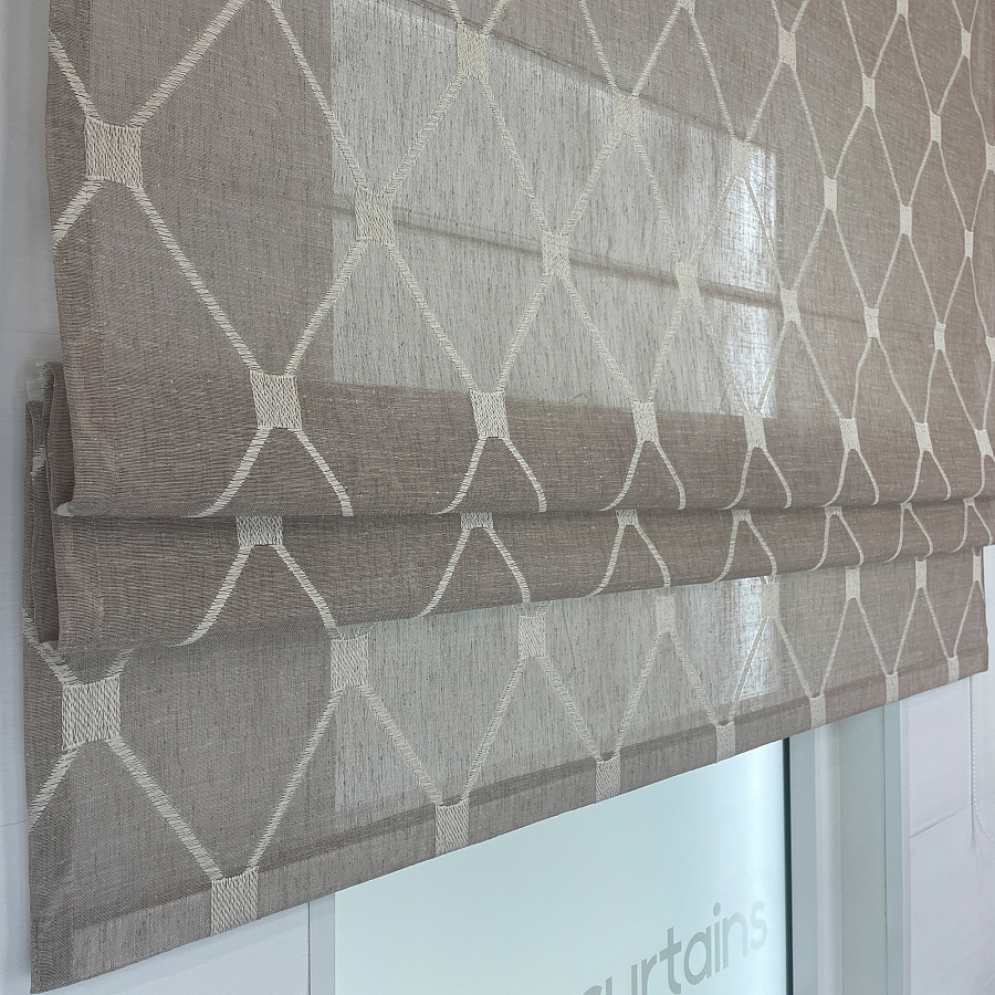 картинка Римская штора Geometrics Tulle  из бежевого тюля с вышитыми ромбами от магазина Topcurtains