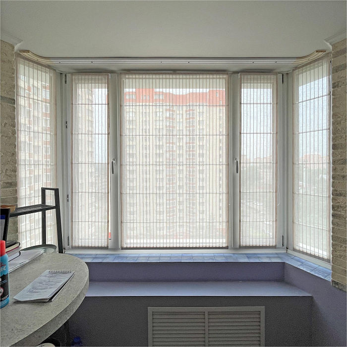 римская штора на кухне с эркерным окном