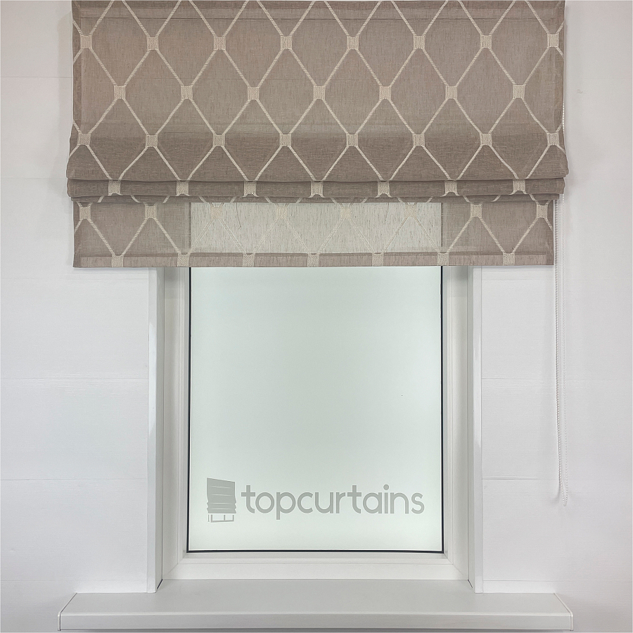 картинка Римская штора Geometrics Tulle  из бежевого тюля с вышитыми ромбами от магазина Topcurtains