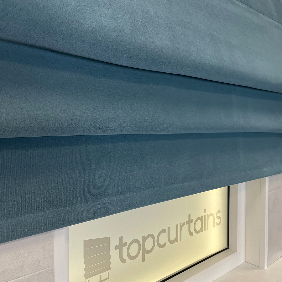 картинка Римская штора Blackout Velvet, пыльно голубой бархат от магазина Topcurtains