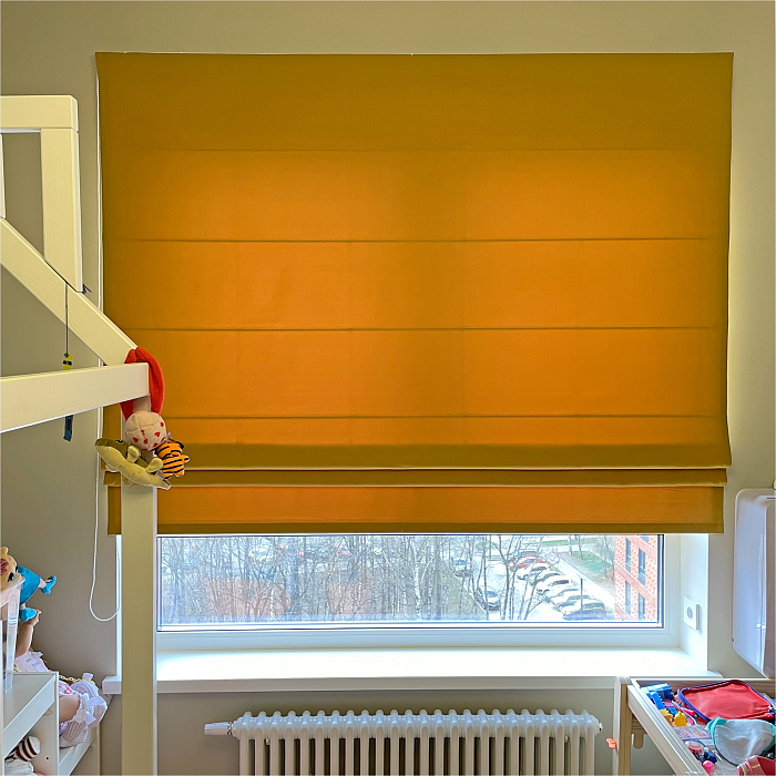 Римская штора желтого цвета в интерьере детской комнаты