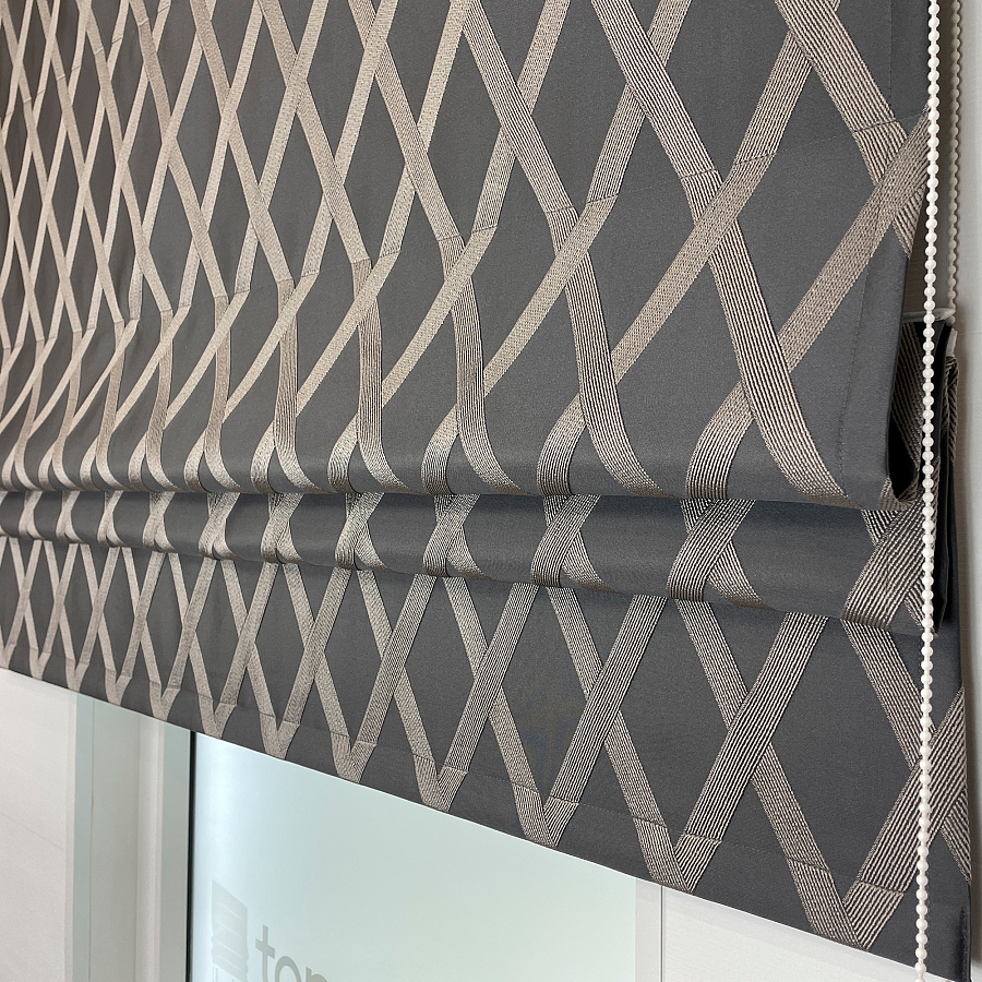 картинка Римская штора Crystal Glow серая с золотистыми ромбами от магазина Topcurtains