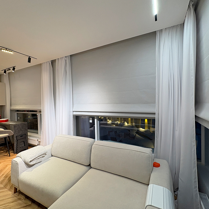 Римские шторы в интерьере кухни гостиной