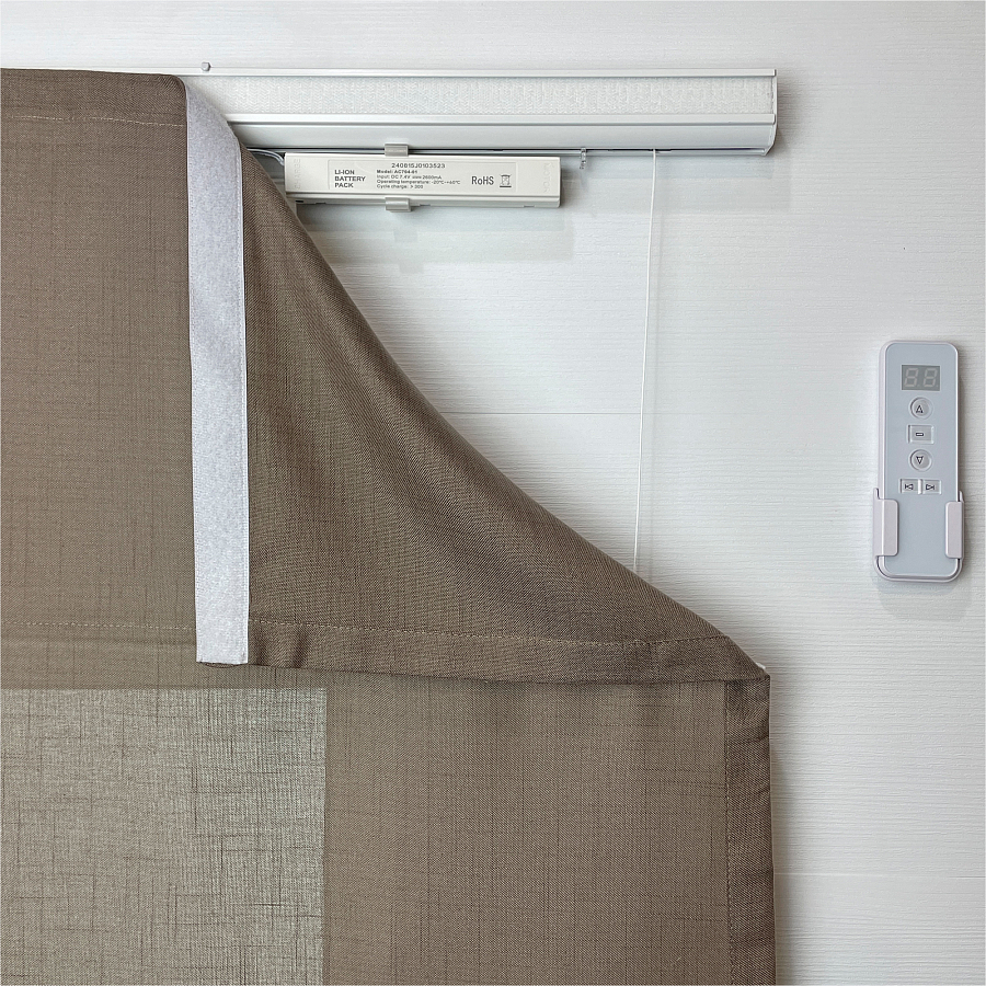 картинка Аккумуляторный карниз для римских штор с электродвигателем A-OK 7.4V от магазина Topcurtains