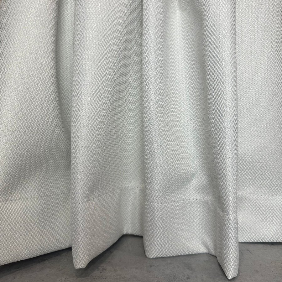 картинка Штора из белого блэкаута White Cover от магазина Topcurtains