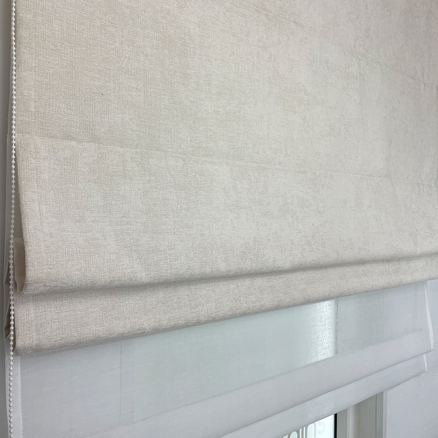 картинка Двойная римская штора Chenille Milk с тюлем от магазина Topcurtains