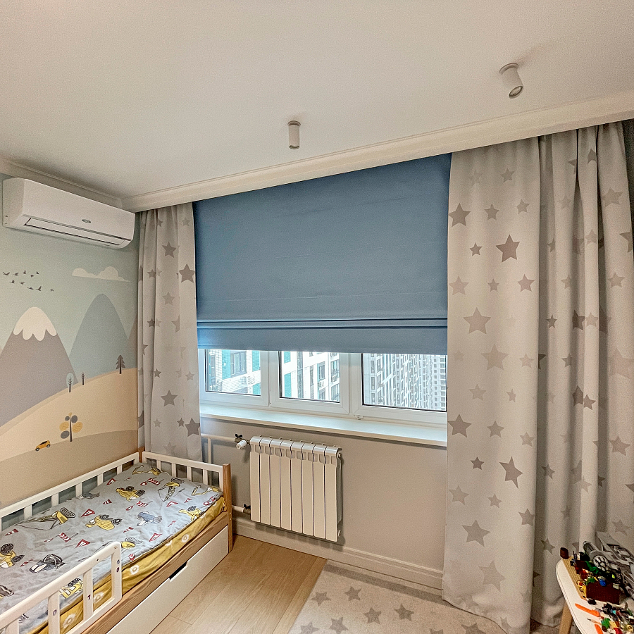 Римская штора soft colors в детской комнате на окне